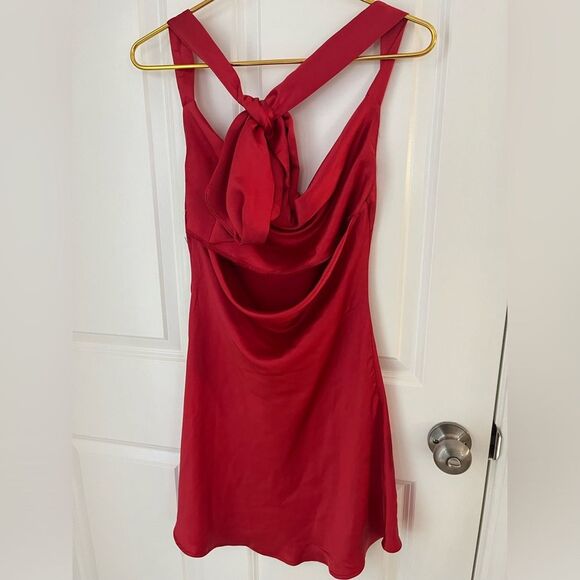 NWT SELFIE LESLIE
CHAMPAGNE SHOWERS HALTERNECK SLIP MINI DRESS WINE - Picture 3 of 4